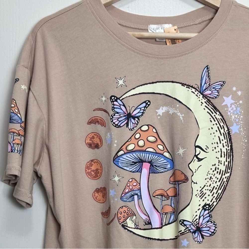 Orange Kiss mushroom and moon graphic cotton tee size medium